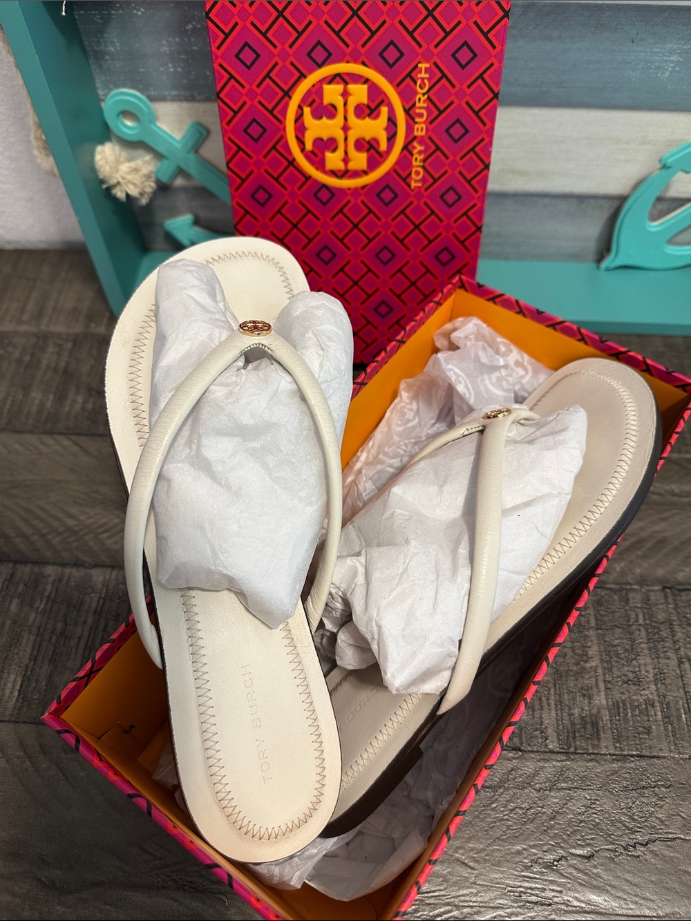 Tory Burch Women Chelsea Leather Flip Flop Thong Sandals in Light Cream - Picture 6 of 6